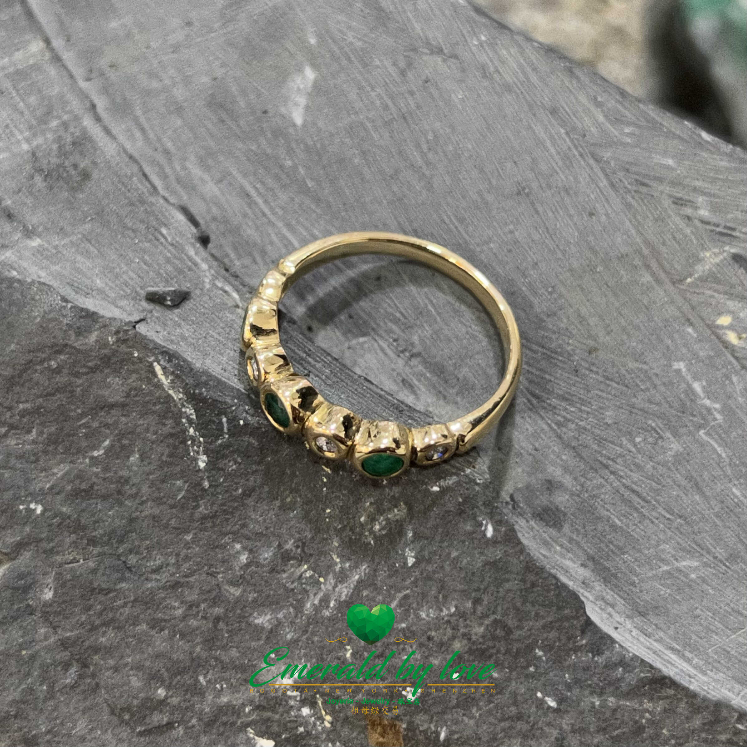 Colombian Emerald band Ring in 18k Yellow Gold